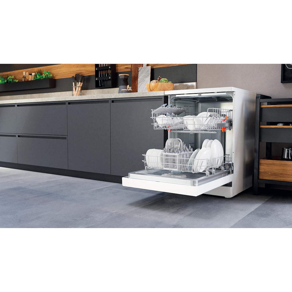 Hotpoint HFC 2B19 UK N Dishwasher - White